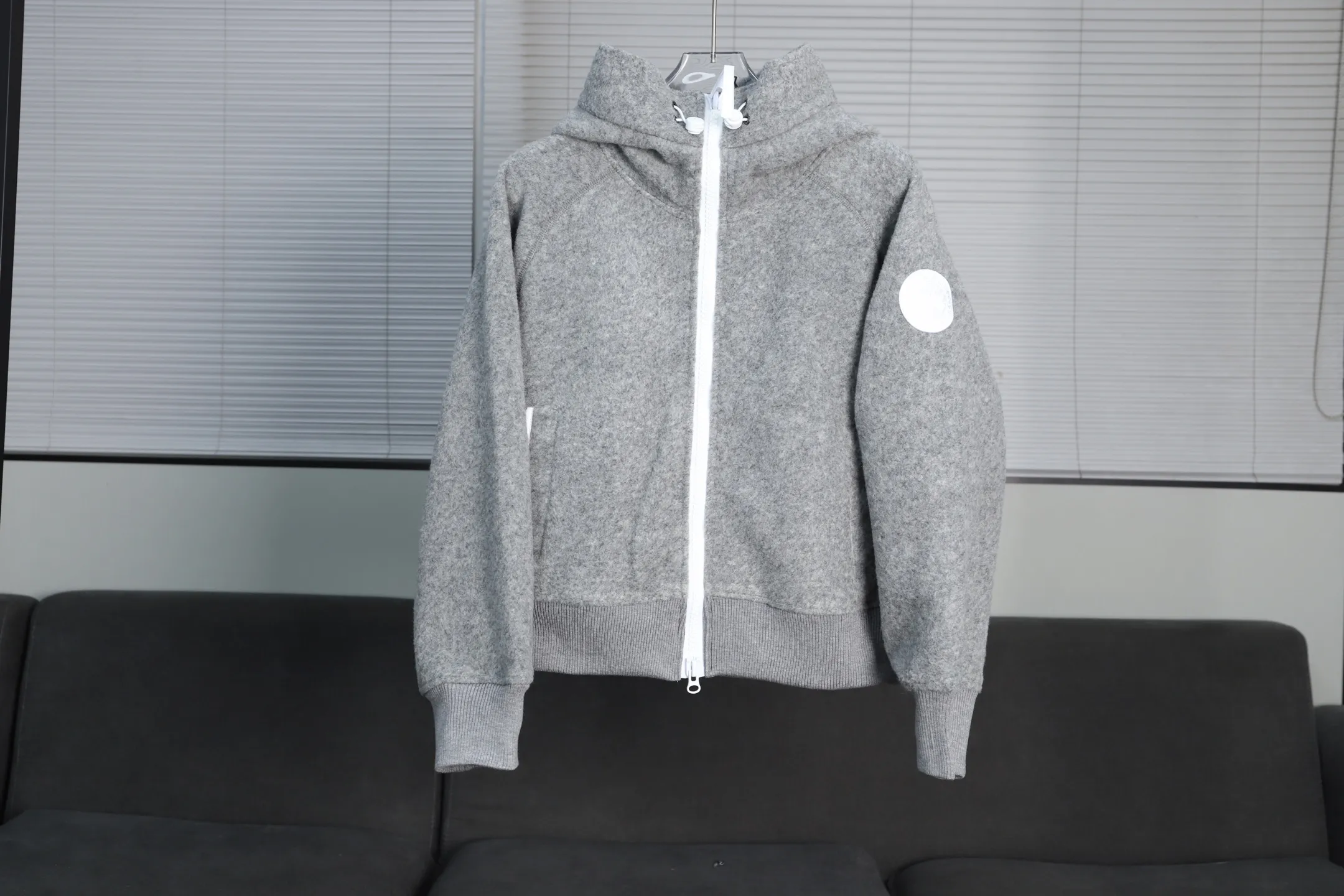 P720 Big Goose white label hooded cashmere sweatshirt Canada Goose Canada Goose SS22 Chilliwack Humanature 01 Logo patch zipper drawstring hooded fleece long-sleeved bomber jacket Exclusive customized wool fabric Only compared with ZP The popularity of this season’s new style does not need any elaboration. The fabric is warm and comfortable long plush and easy to put on and take off. The high-tech breathable space cotton liner makes the whole dress very stiff and at the same time soft, comfortable and lightweight. Breathable, soft, not sweaty, lightweight, stylish, and non-deformable. The iconic double-striped reflective strips are designed behind the collar and hood. No detail is missed. High-density goose badge. All threaded accessories are customized. Three colors to choose from. Each one is super western. The upper body effect is very high-end. The loose version is not bloated at all. It is quite fashionable. It can be said that it is a very unique design. This year's must-have style is the same for men and women🔥